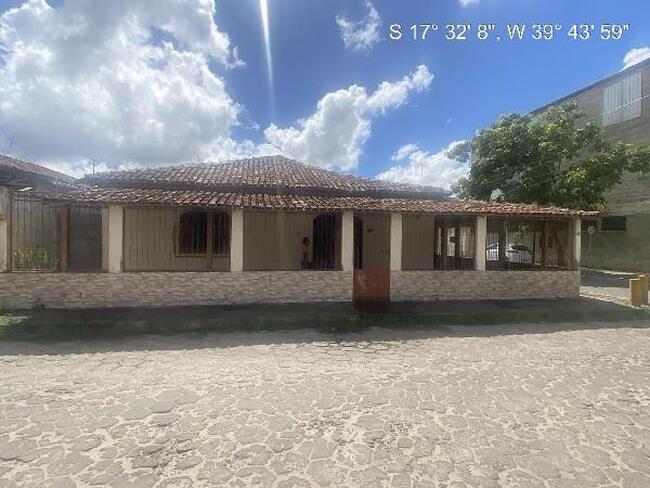 Casa espaçosa com 6 quartos e 3 banheiros em Teixeira de Freitas