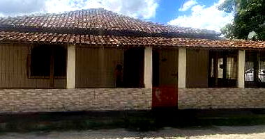 Casa espaçosa com 6 quartos e 3 banheiros em Teixeira de Freitas