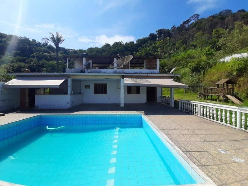 Casa Ocupada em Magé com 2 Quartos e Piscina