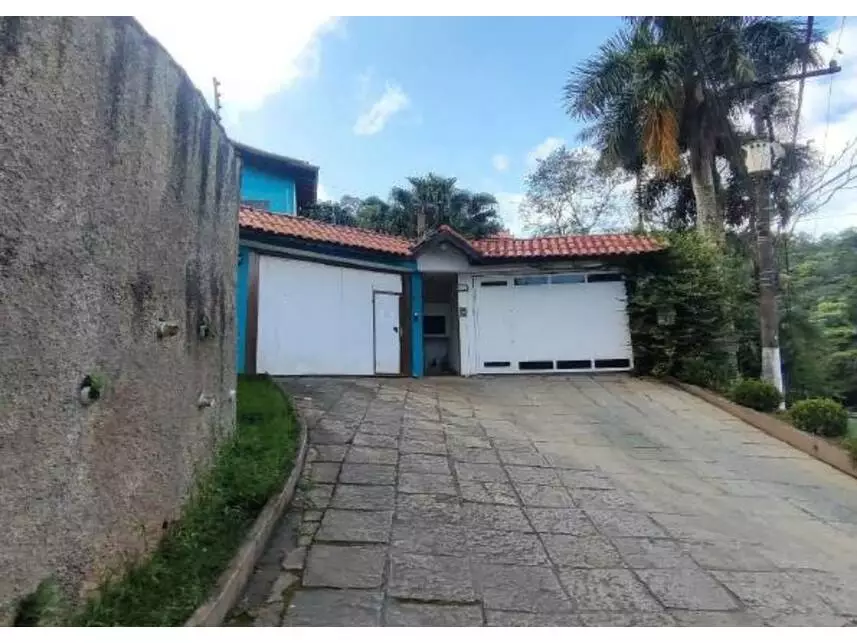 Casa em leilão com 4 vagas e 827m² de área total, ocupada