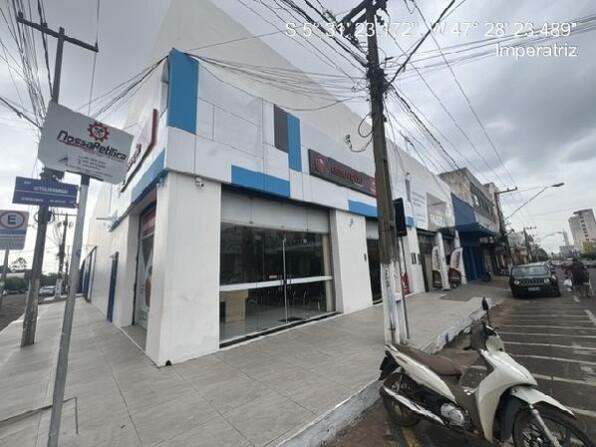 Galpão com 2 vagas e 2 lavabos, área privativa 341,46 m²