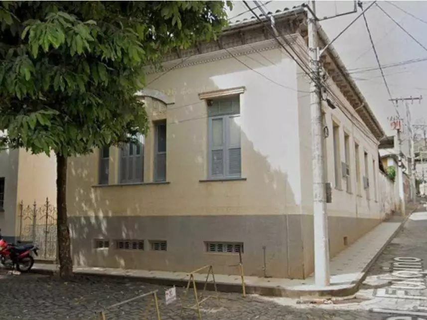 Casa ocupada com 4 quartos, 3 banheiros e 297 m²