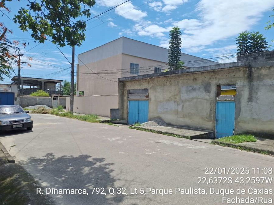 Casa com 3 quartos, 2 banheiros e 2 vagas, área construída 244m²