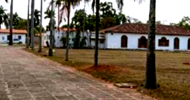 Imóvel residencial com 3 casas e 8.000m² de área total