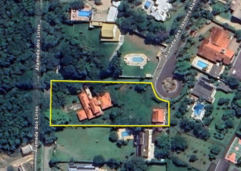 Duas casas em condomínio fechado com 722m² de área construída