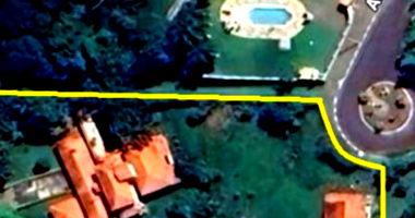 Duas casas em condomínio fechado com 722m² de área construída