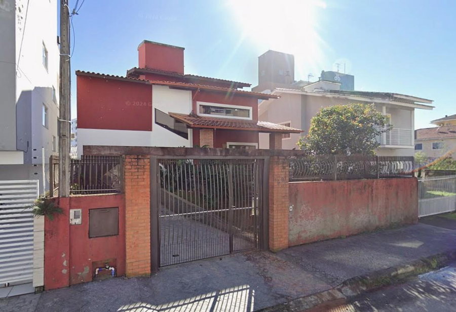 Casa com 200m² construídos, 300m² de terreno, ocupada