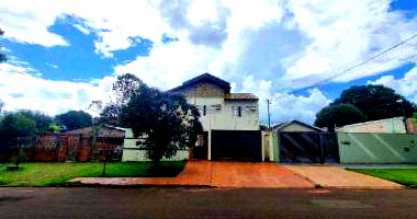 Casa com 3 quartos, 2 banheiros, 2 vagas, 205m² construída, ocupada