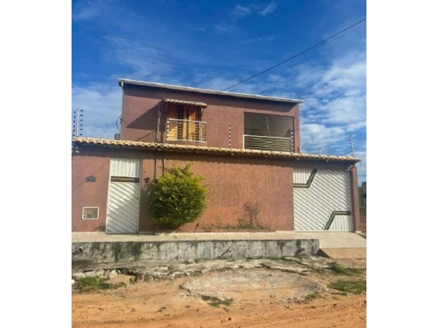 Sobrado com 256,75m² construídos em terreno de 250m², imóvel ocupado