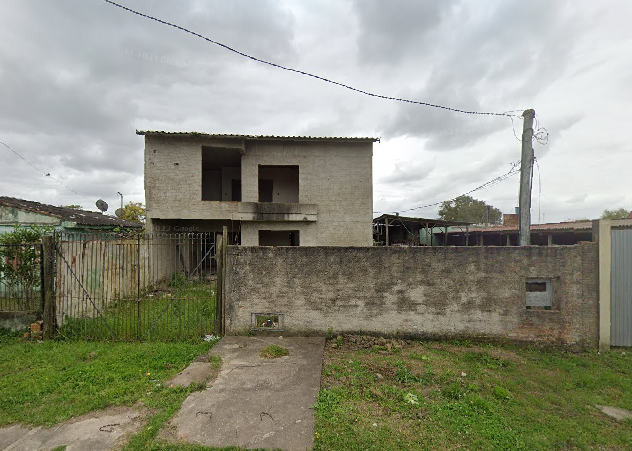 Casa residencial desocupada com 370 m² construída, terreno 483 m²
