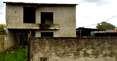 Casa residencial desocupada com 370 m² construída, terreno 483 m²