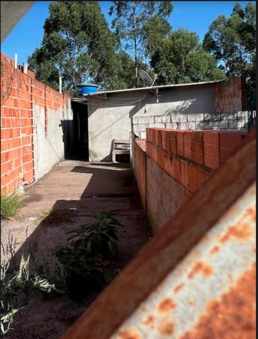 Terreno urbano de 150m² com casa em construção
