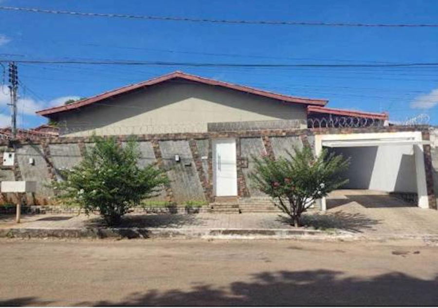 Casa padrão com 2 quartos, 3 banheiros, 1 vaga, 380m² construída