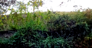 Terreno com obra iniciada em declive