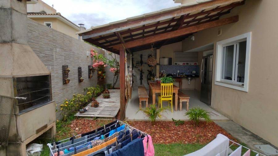 Casa de luxo em condomínio com 133m², 3 suítes e área privativa