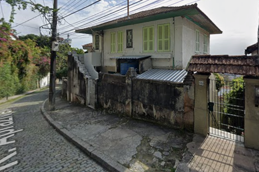 Casa em Santa Teresa - RJ com 17,67m de frente