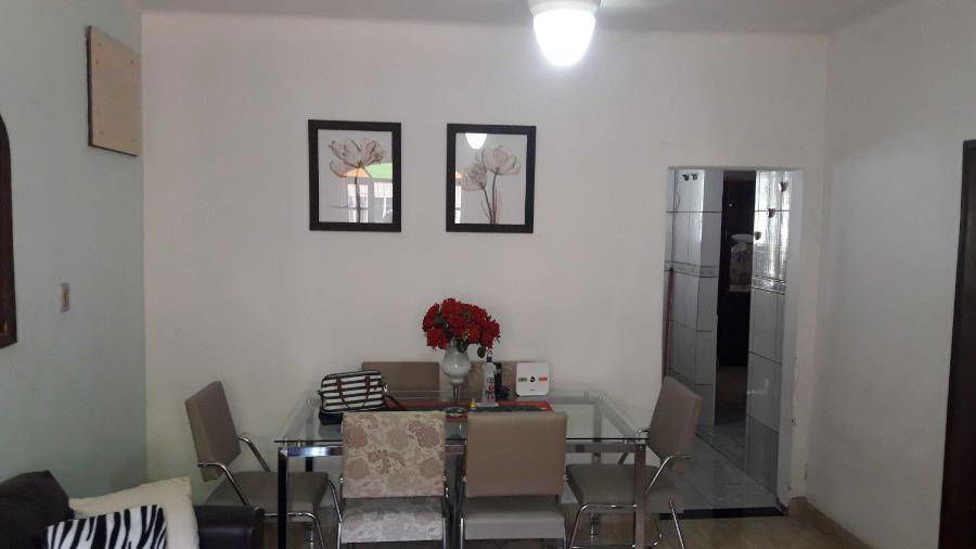 Casa com 3 quartos, 2 banheiros e 1 vaga, 93m² construída, ocupada