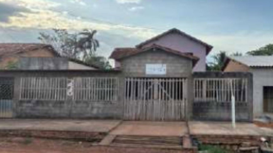 Casa residencial com 2 pavimentos, 5 quartos e 3 banheiros