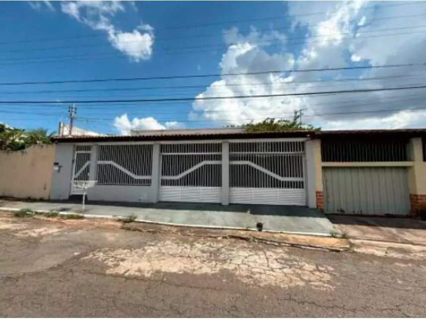 Casa Tipo B com 243m² de terreno e 216m² construída, ocupada