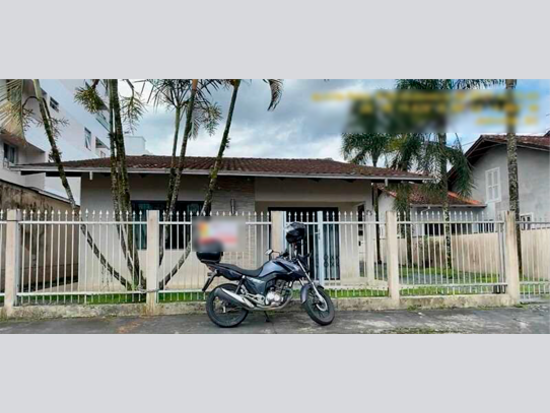 Casa em Joinville com 62m² construída e terreno de 525m²