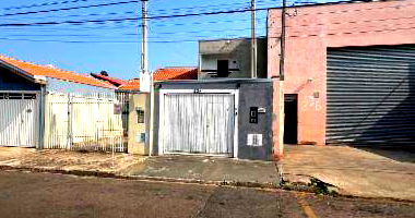 Casa ocupada com 150m² terreno e 156m² construída