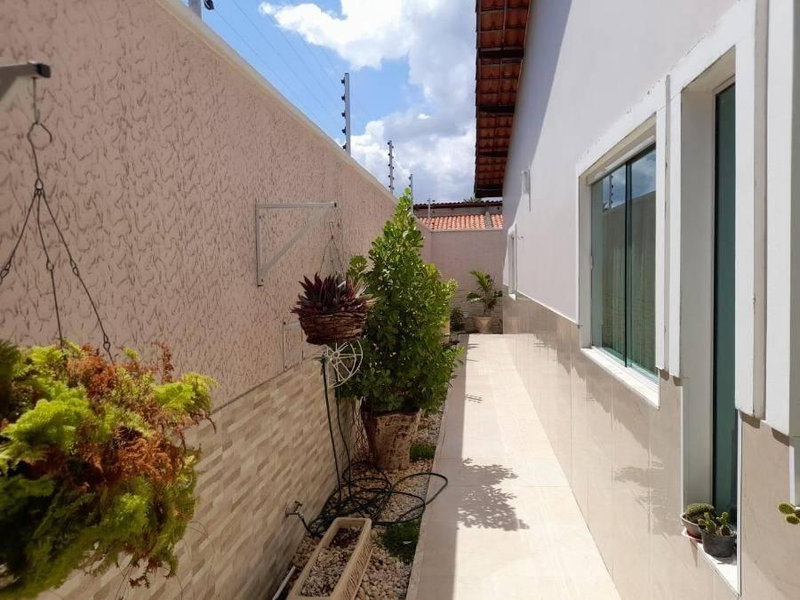 Casa com 3 quartos, 3 banheiros e 176m² de área construída