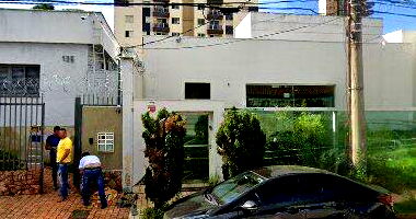 Edificações comerciais com 3 banheiros, 9 salas, estacionamento amplo
