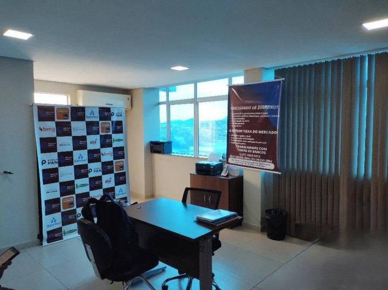 Sala comercial desocupada com 35,33m², 1 banheiro e varanda
