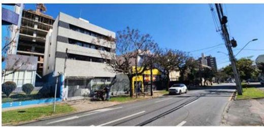 Prédio de 4 pavimentos com 774,98m² e apartamentos
