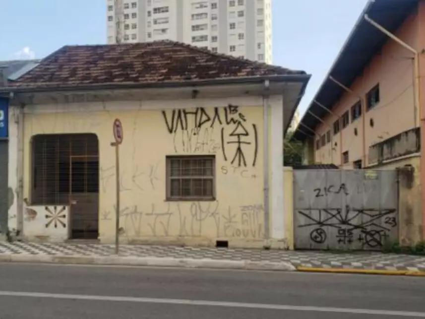 Casa com 2 quartos e 2 banheiros, desocupada, 328,44m² construídos