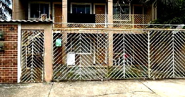 Casa com 1 quarto, banheiro, sala, cozinha e 1 vaga de garagem
