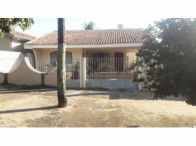 Casa com 3 quartos, 2 banheiros, varanda e garagem, 300m²