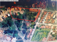 Pequena vila de casas com terreno amplo de 8.488m², construção rústica