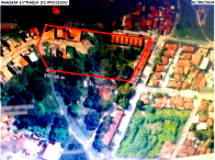 Pequena vila de casas com terreno amplo de 8.488m², construção rústica