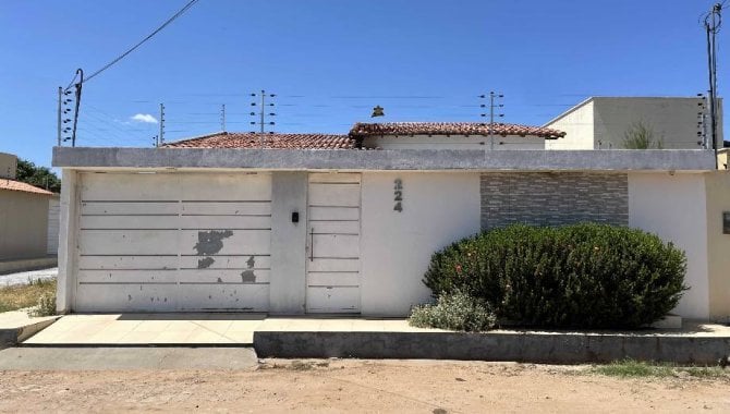Casa Padrão com 3 Quartos e 2 Banheiros em Picos/PI