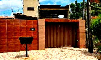 Casa ocupada com 168m² terreno e 130m² construída