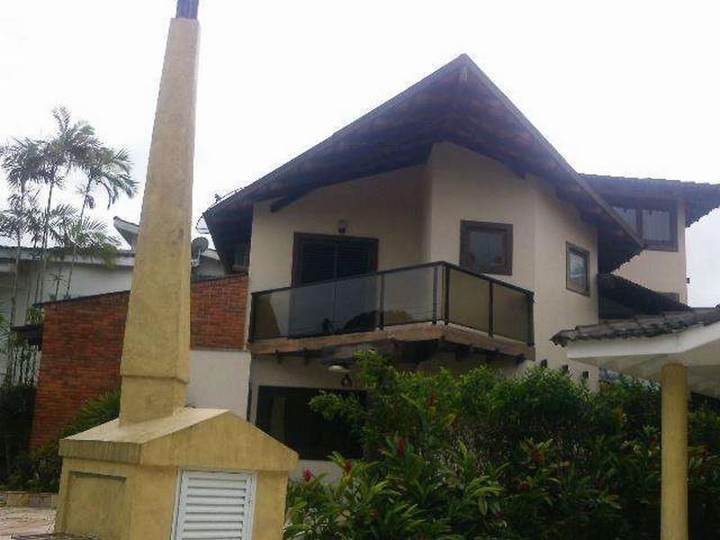 Casa com piscina em condomínio fechado em Bertioga