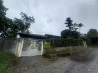 Casa com 417m² construídos, 3 quartos, 2 banheiros, ocupada