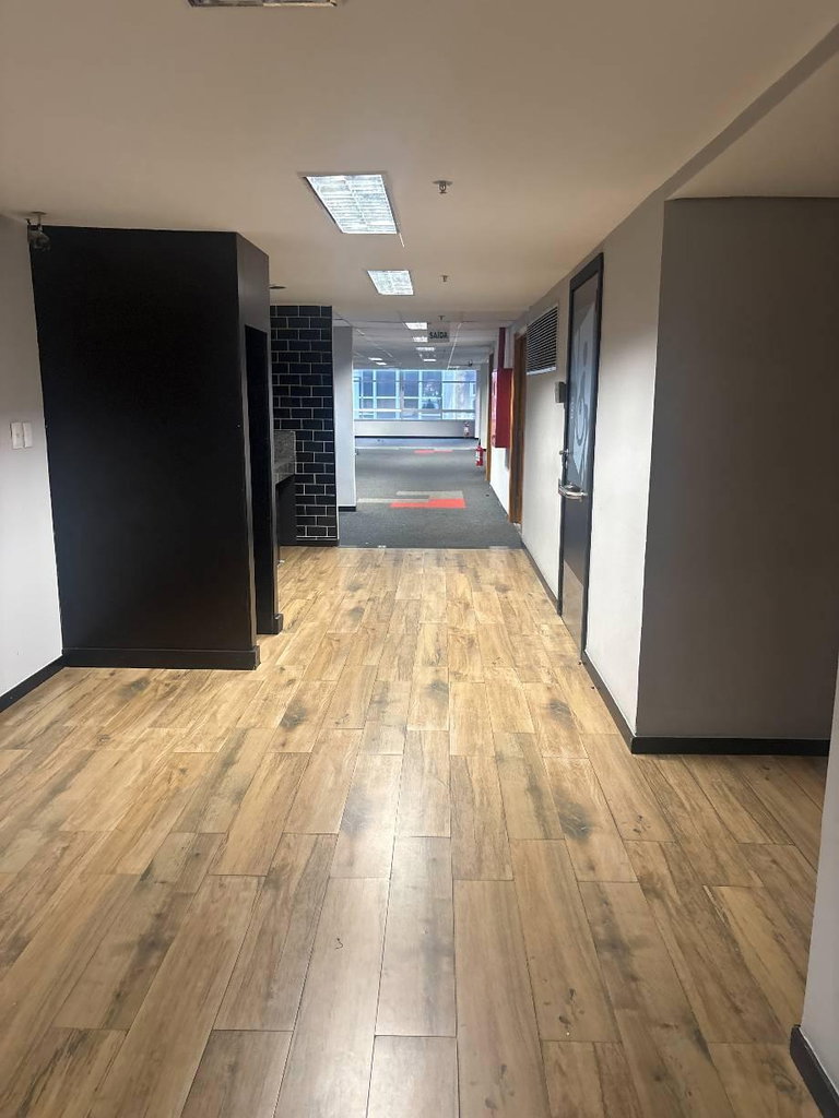 Sala comercial desocupada com 870,05 m² de área privativa