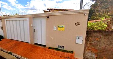 Casa Ocupada no Centro com 3 Quartos e 4 Banheiros