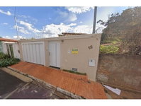 Casa Ocupada no Centro com 3 Quartos e 4 Banheiros