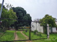 Prédios, Galpão e Piscina em Terreno Amplo