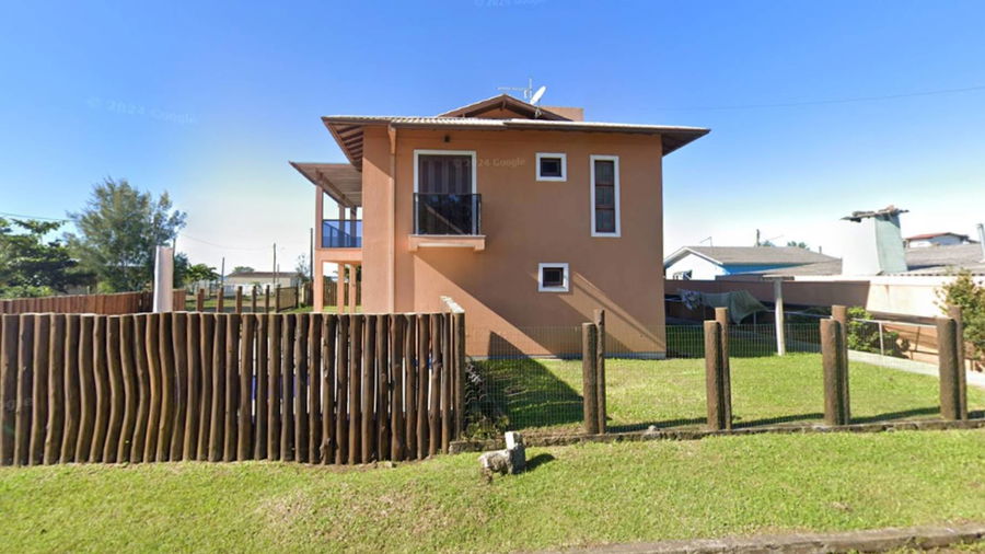 Casa com 205m² construída em terreno urbano ocupado