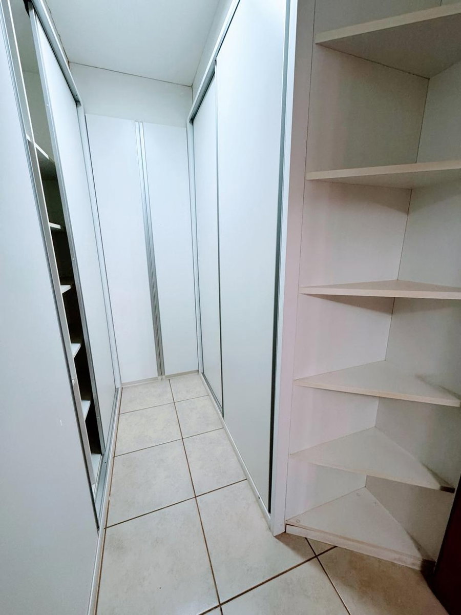 Casa de alto padrão com 4 suítes, piscina e garagem para 10 carros