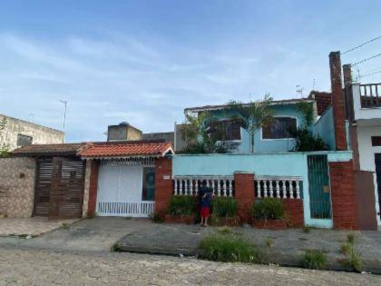 Casa em Peruíbe com 250m² de terreno e 210m² construída