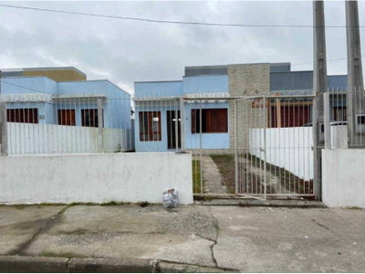 Casa ocupada com 43 m² construída