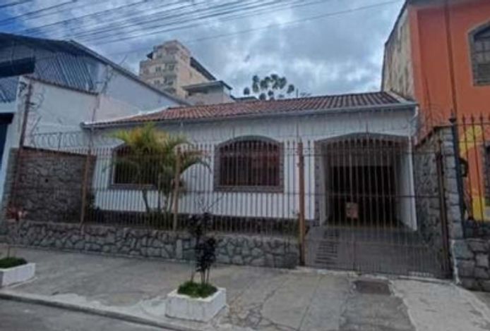 Casa residencial 102m² em Juiz de Fora/MG com quintal e garagem para 3 carros