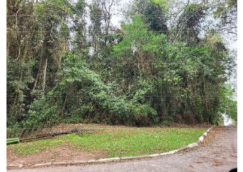 Terreno de 1.408m² em loteamento Colonial Village