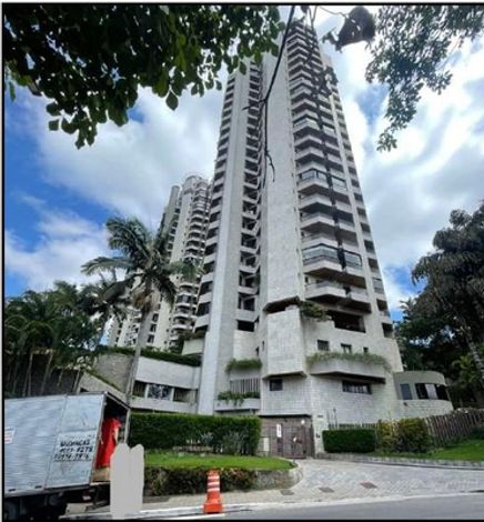 Apartamento de Luxo com 4 Vagas e Depósito - 285m²