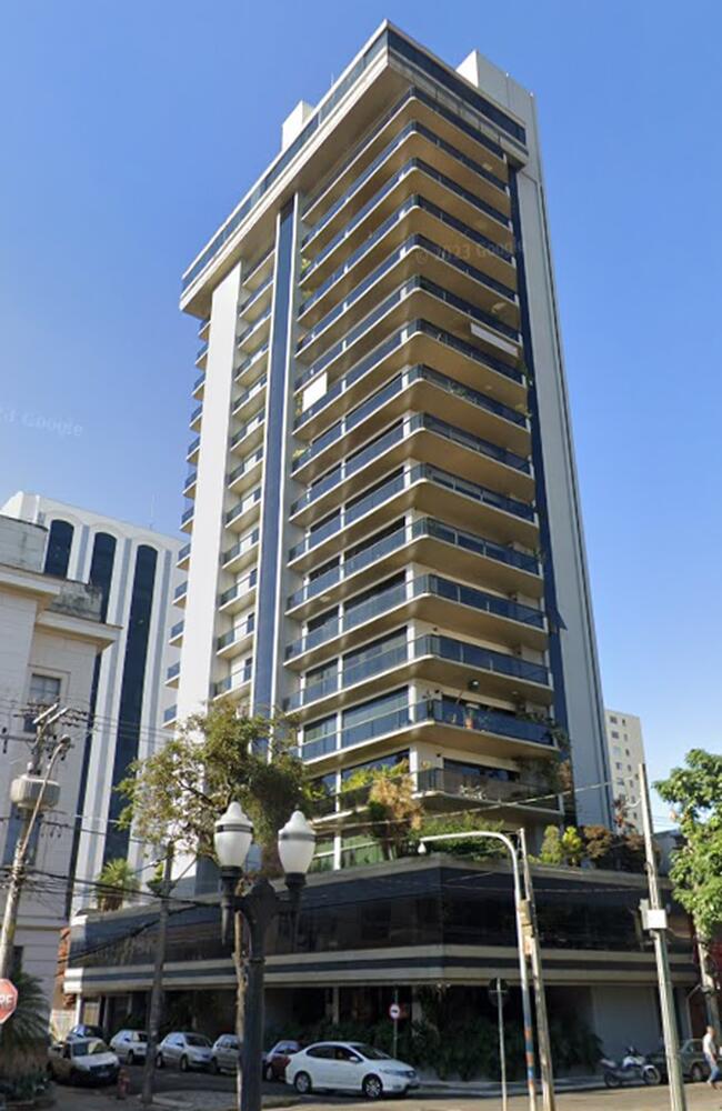 Apartamento Espaçoso com 4 Quartos e 2 Vagas no Centro